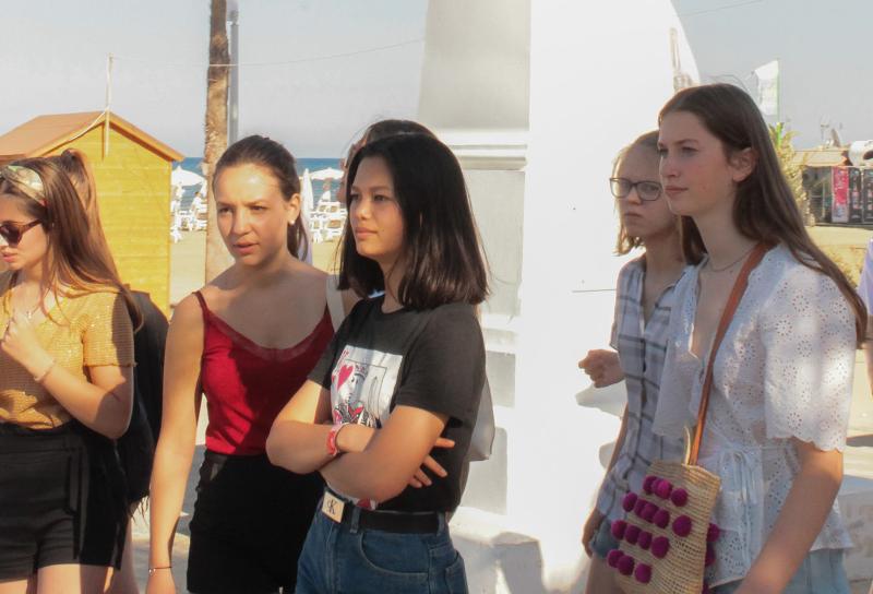 Al campo estivo internazionale a Cipro i ragazzi stanno facendo una visita guidata 