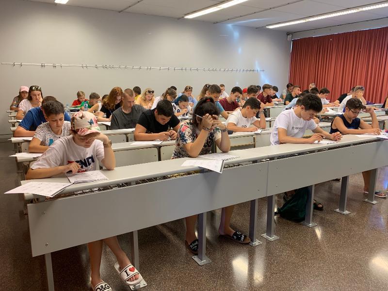 Al campo estivo in spagnolo dei ragazzi in classe stanno facendo un test