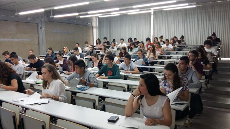 Al campo estivo internazionale in Spagna i partecipanti stanno seguendo una lezione