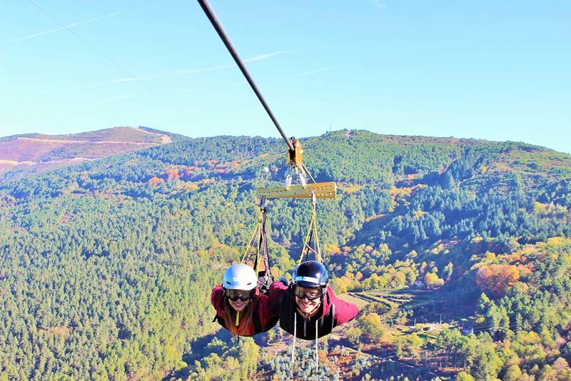 Due partecipanti del campo estivo internazionale a Porto sono legati ad una lunga zipline