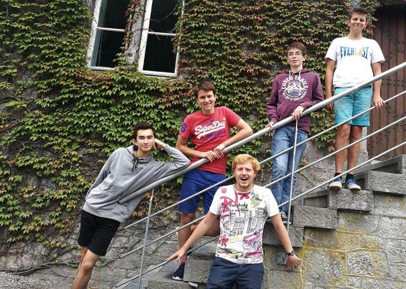 I ragazzi del soggiorno linguistico Belgio posano lungo una scalinata