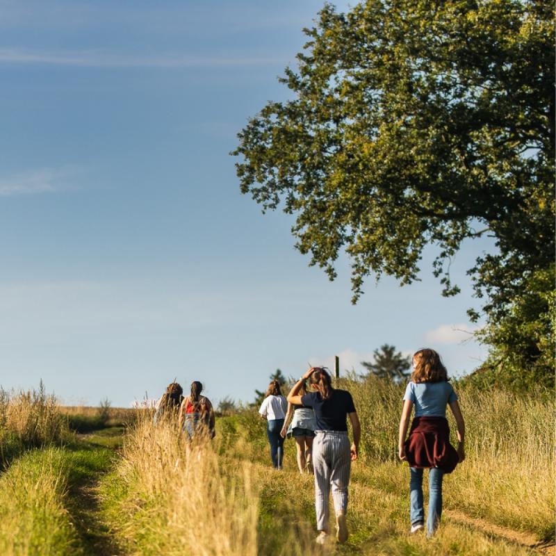 Alcune ragazze camminano in un sentiero nel verde al soggiorno linguistico Belgio