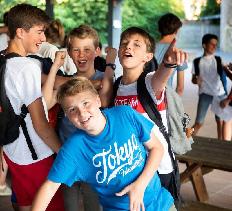 Quattro ragazzi del soggiorno linguistico Belgio ridono insieme scherzando all'aperto