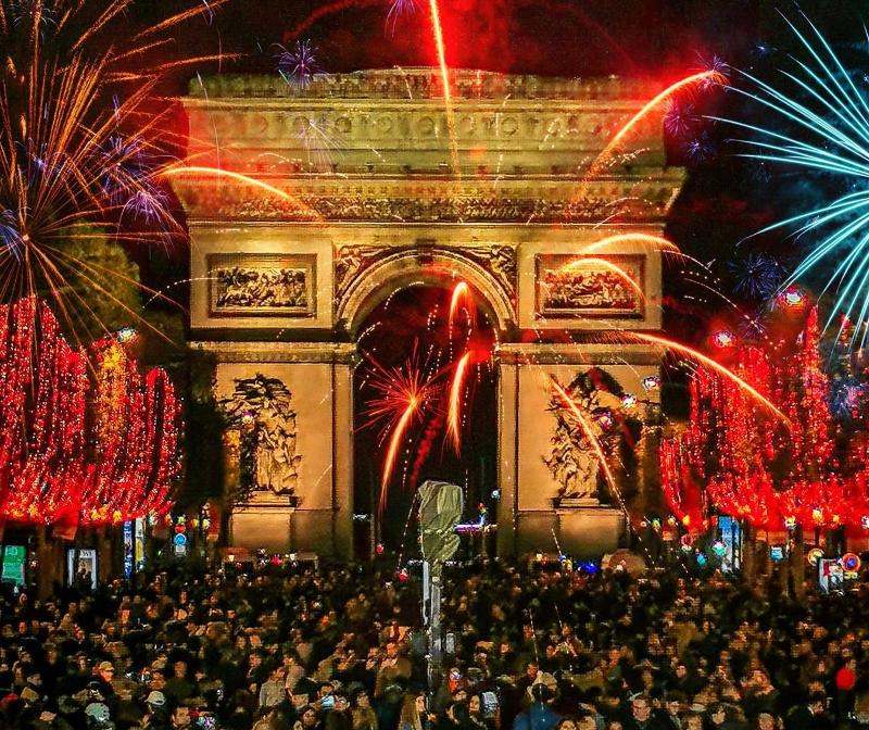Alla vacanza studio a Natale ci sono i fuochi d'artificio in alto nel cielo 