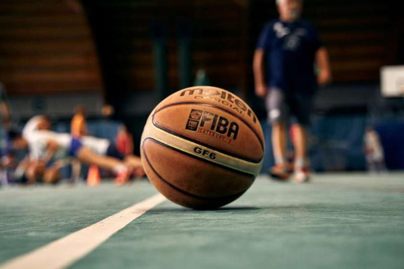 La palla da gioco ufficiale del campo estivo basket al mare