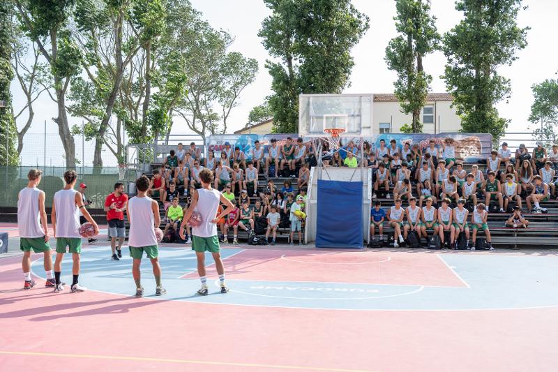 Al campo estivo basket c'è una partita in campo e molti spettatori sulle tribune
