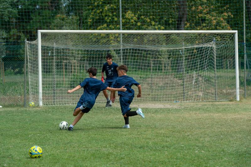Al campo estivo calcio due ragazzi stanno per tirare in porta
