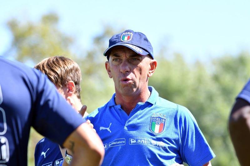 Un tecnico del campo estivo calcio indossa un cappellino e una maglietta della federazione italiana