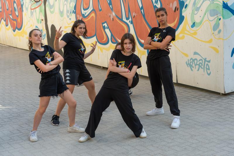 Al campo estivo danza delle partecipanti stanno facendo una posa hiphop
