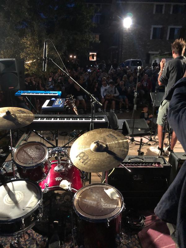 Al campo estivo musica viene allestito il palco con sotto il pubblico