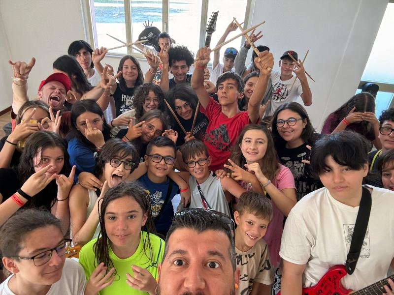 Al campo estivo musica il gruppo è unito e divertente 