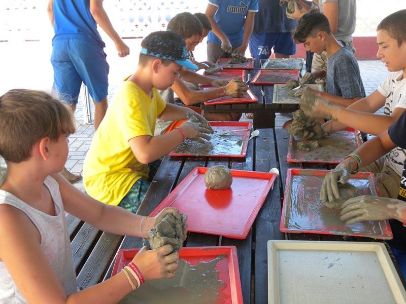 Al campo estivo sport & fun i bambini creano delle composizioni con l'argilla