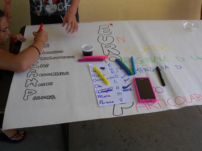 Al campo estivo sport & fun si vede uno striscione con delle scritte colorate e pennarelli