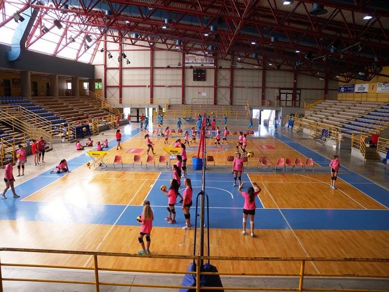 Le ragazze del campo estivo pallavolo si stanno allenando in palestra