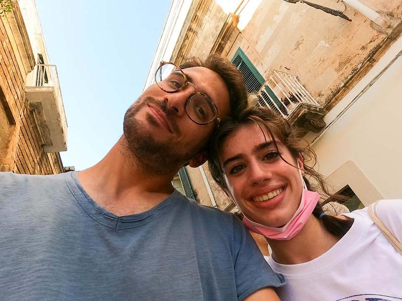 Al soggiorno linguistico italiano ad Alberobello ci sono un ragazzo e una ragazza che si fanno una foto 