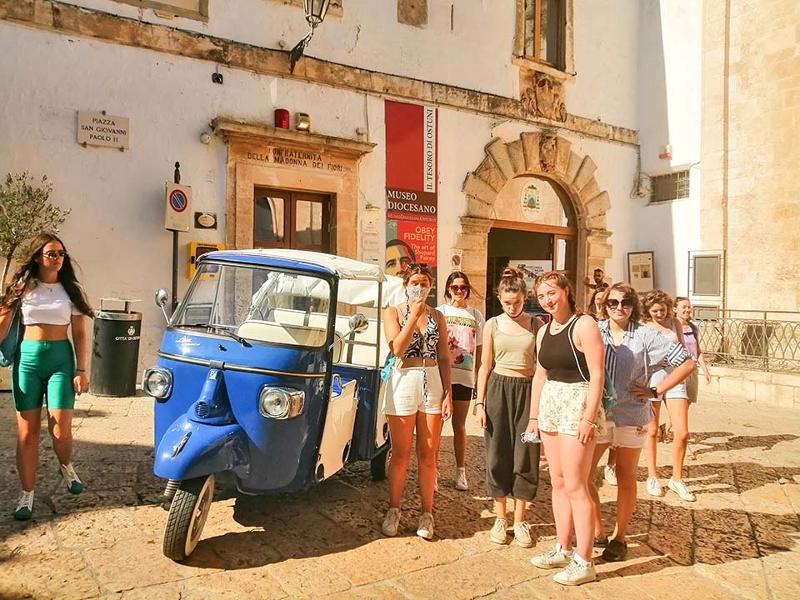 Al soggiorno linguistico italiano ad Alberobello ci sono delle ragazze accanto ad un ape