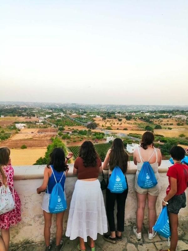 Al soggiorno linguistico italiano ad Alberobello ci sono ragazzi che si affacciano per ammirare la vista 