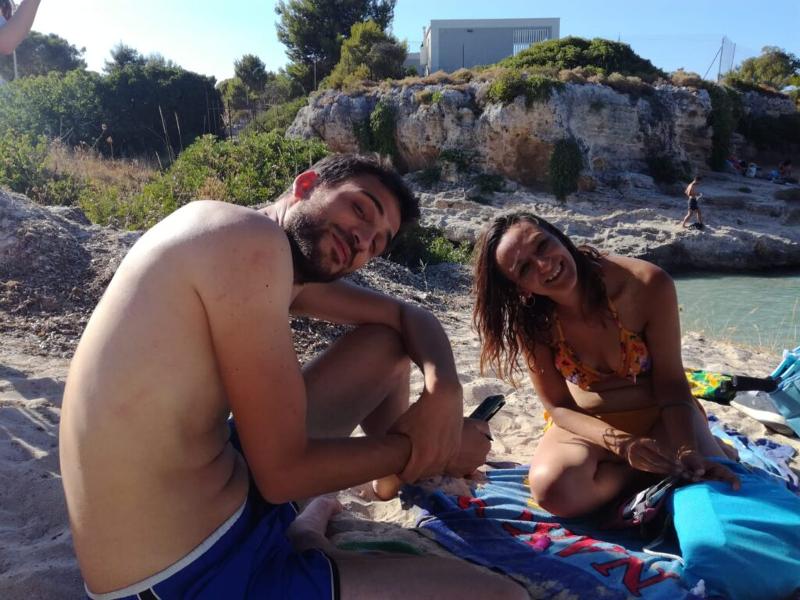 Al soggiorno linguistico italiano ad Alberobello ci sono due ragazzi in costume al mare che sorridono