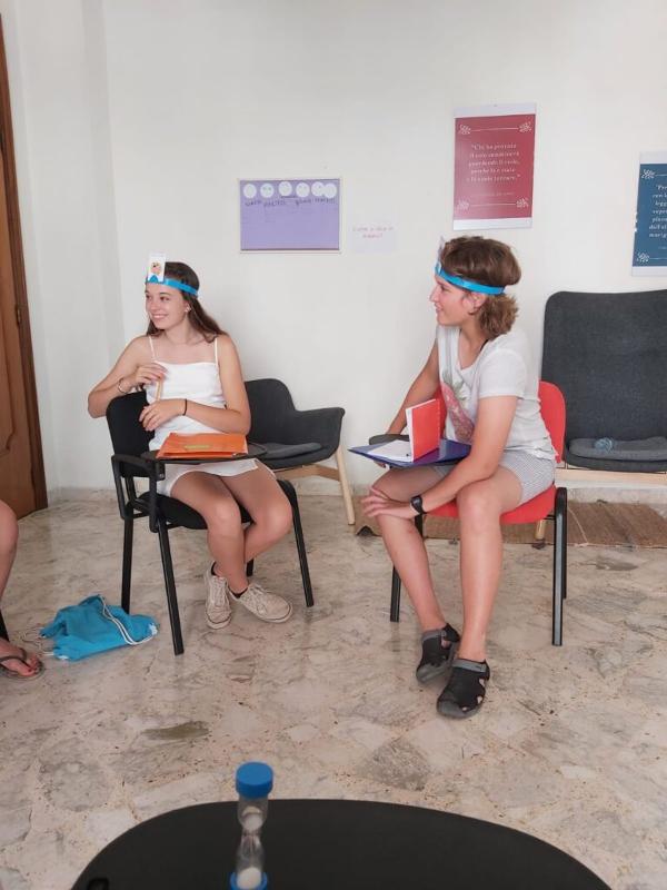 Al soggiorno linguistico italiano ad Alberobello ci sono due ragazze che stanno giocando e ridendo 