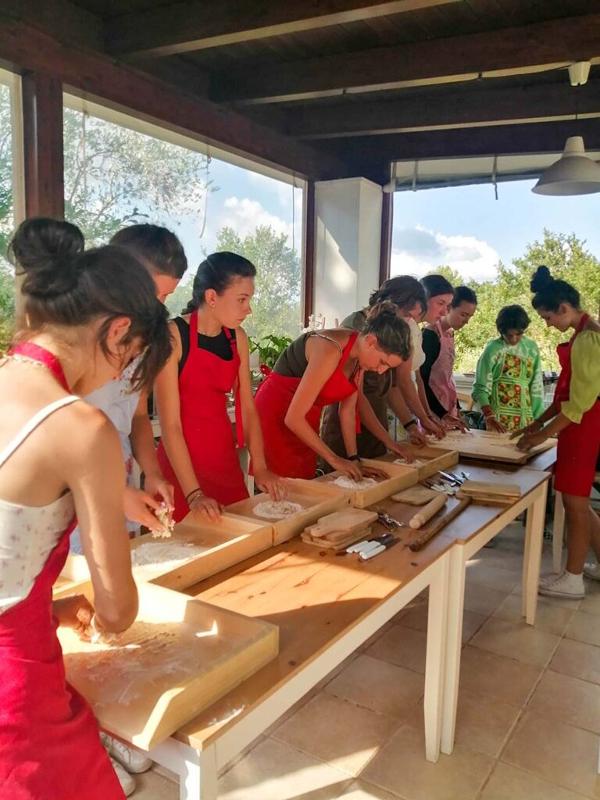 Al soggiorno linguistico italiano ad Alberobello ci sono delle ragazze che stanno imparando a fare la pasta 