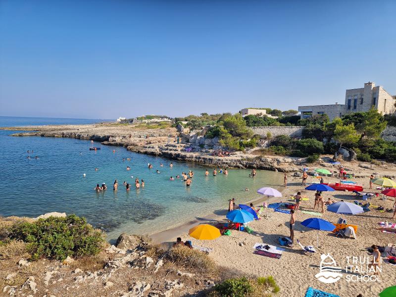 Al soggiorno linguistico italiano ad Alberobello ci sono i ragazzi che stanno facendo un bagno al mare 