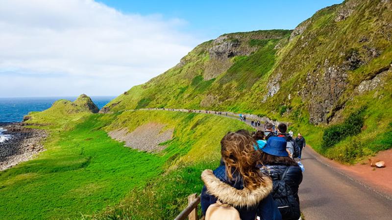 I ragazzi camminano su un sentiero durante l'escursione organizzata durante il soggiorno linguistico inglese a Dublino in famiglia