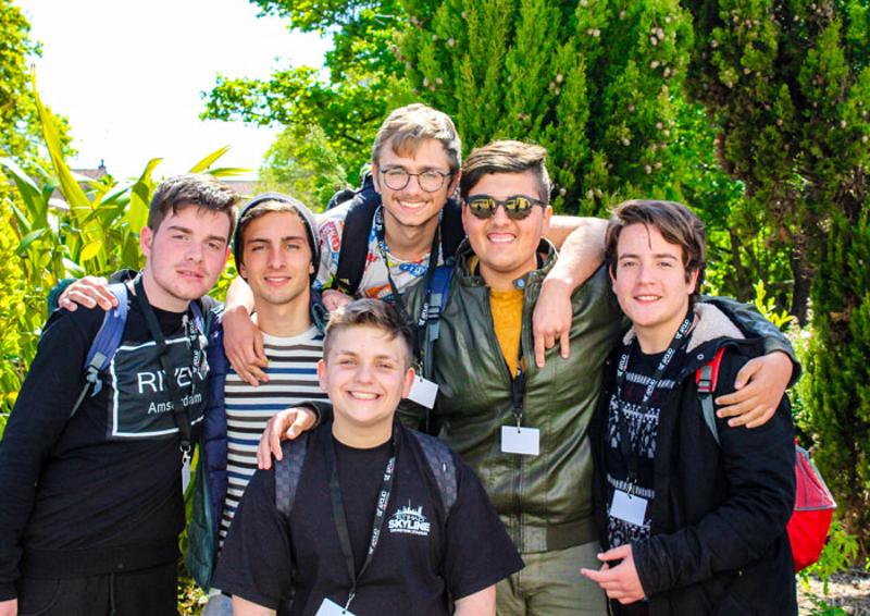 C'è un gruppo di sei adolescenti che posano per una foto con un sorriso durante il soggiorno linguistico inglese a Dublino