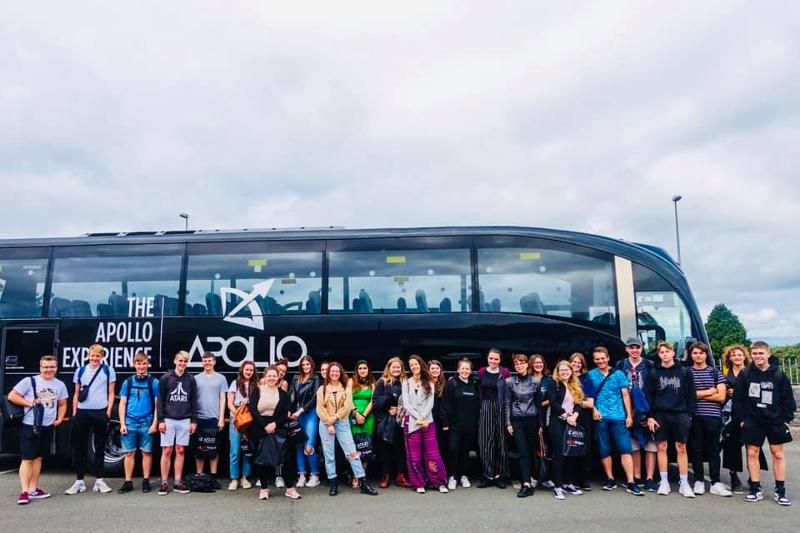 Un grande gruppo di ragazzi che posa di fronte ad un bus prima di andare insieme al soggiorno linguistico in inglese a Dublino