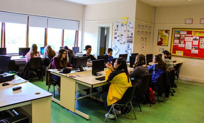 Ragazzi seduti ai banchi durante un corso al soggiorno linguistico