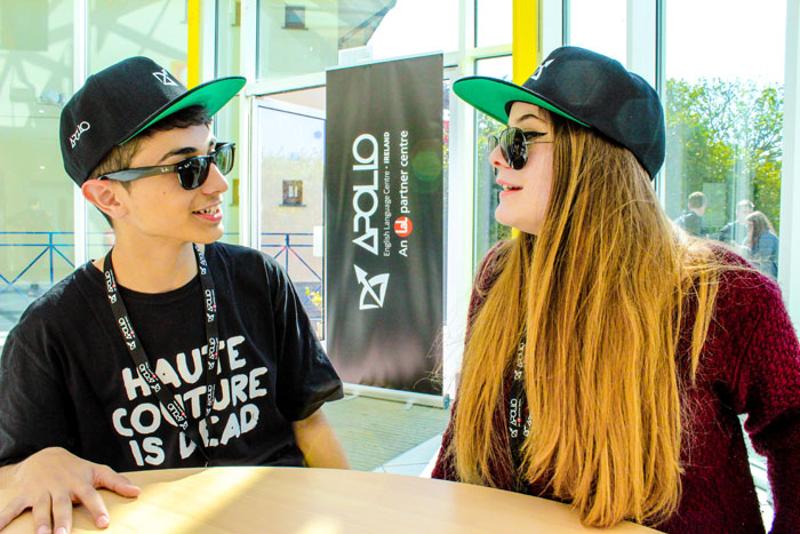 Ragazzi che chiacchierano con accessori di Apollo Experience durante il soggiorno linguistico a Dublino