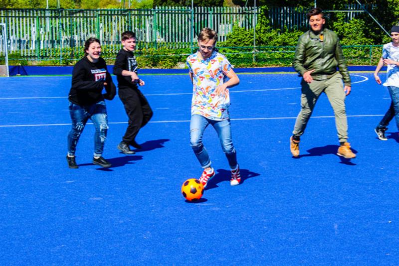 Ragazzi che giocano a calcio durante il soggiorno linguistico