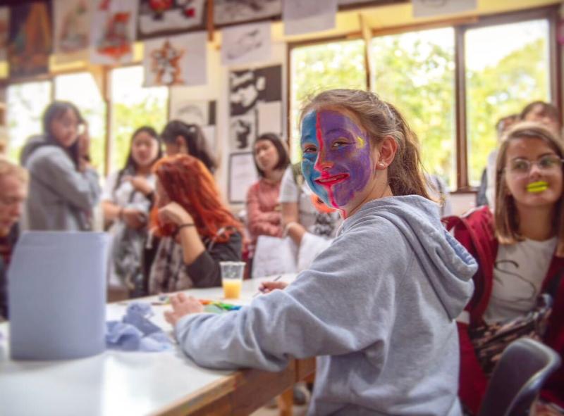 Tante bambine in una classe con del trucco sul volto al soggiorno linguistico a Dublino
