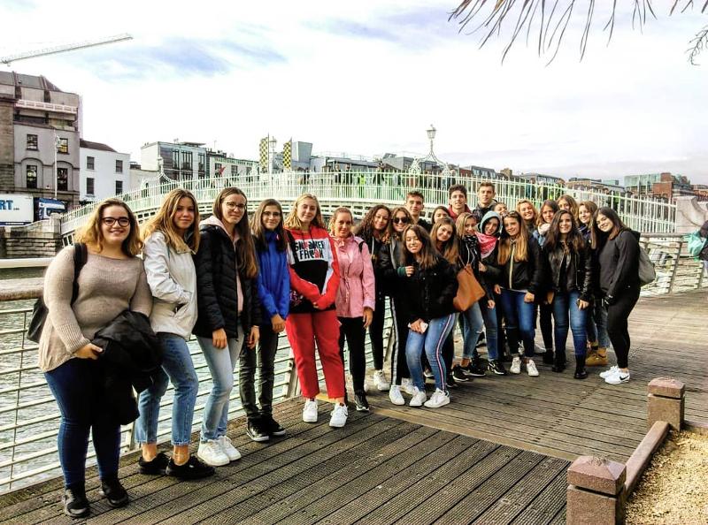 Un gruppo di ragazzi per una escursione giornaliera a Dublino durante soggiorno linguistico