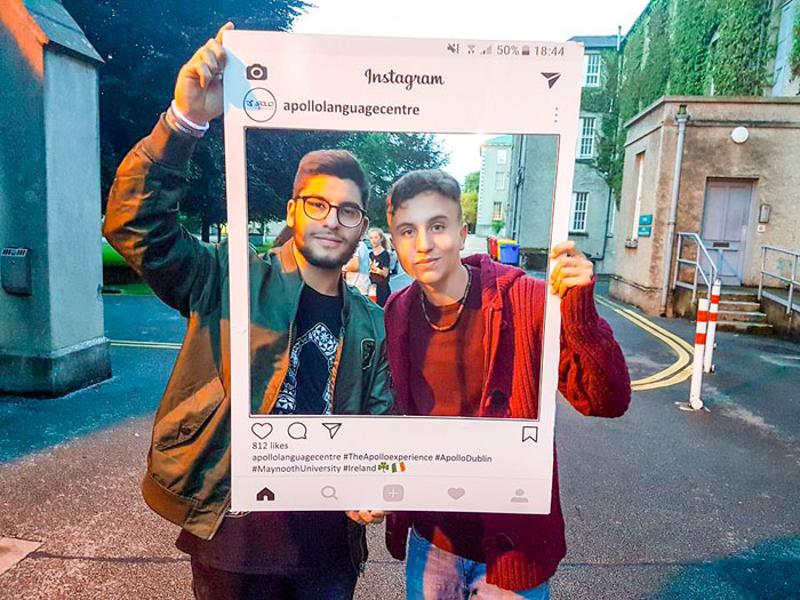 Ragazzi che fanno una foto per instagram durante la vacanza studio a Dublino