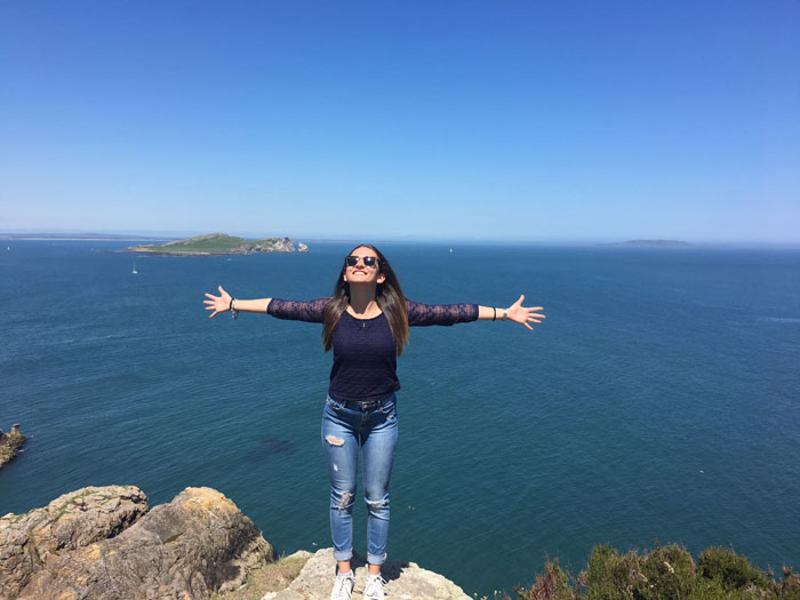 Ragazza che posa di fronte ad una vista mozzafiato sul mare a Dublino durante la vacanza studio