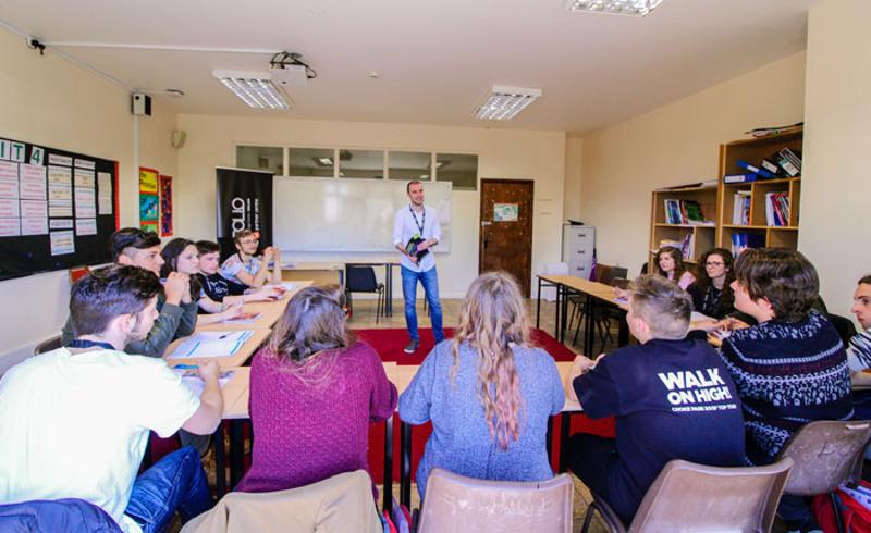 Classe di inglese durante il soggiorno linguistico Dublino con insegnante al centro