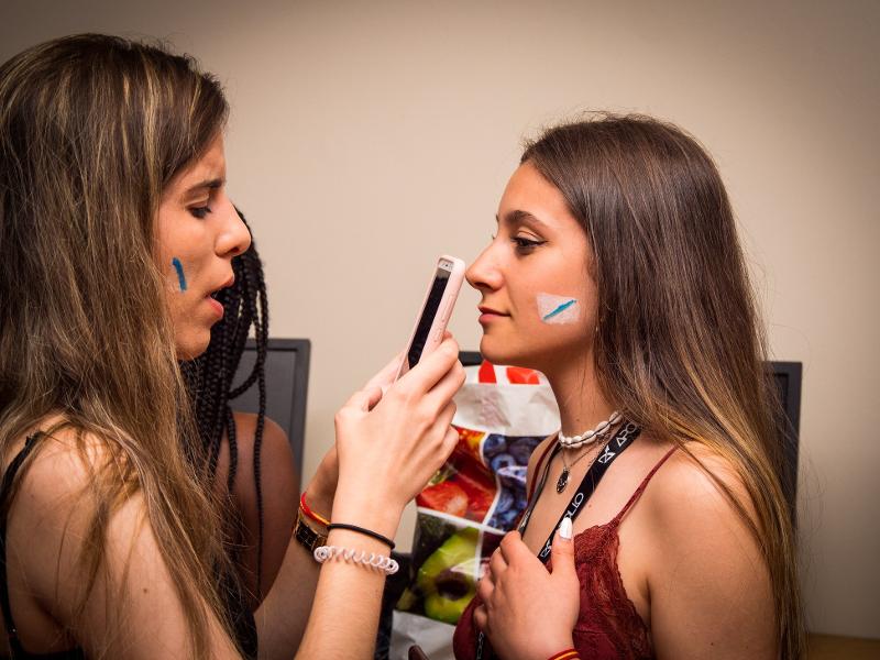 due ragazze che si truccano e fanno delle foto al soggiorno linguistico Dublino