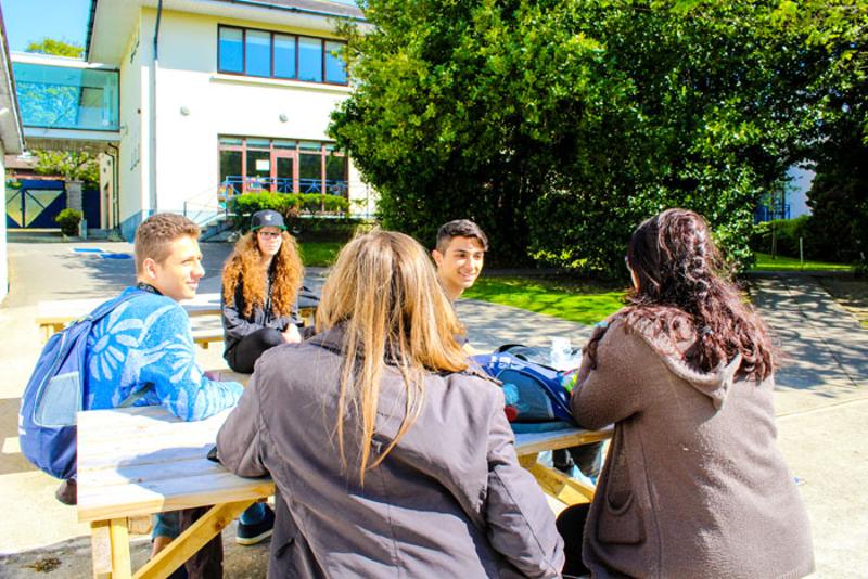 Ragazzi seduti ad un tavolo a fare pausa pranzo