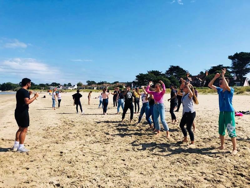 Ragazzi ballano sulla spiaggia durante la vacanza studio Dublino