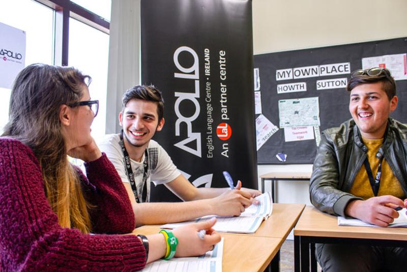 Nella foto ci sono dei ragazzi seduti ai banchi mentre chiacchierano durante una lezione di inglese durante alla vacanza studio in famiglia a Dublino