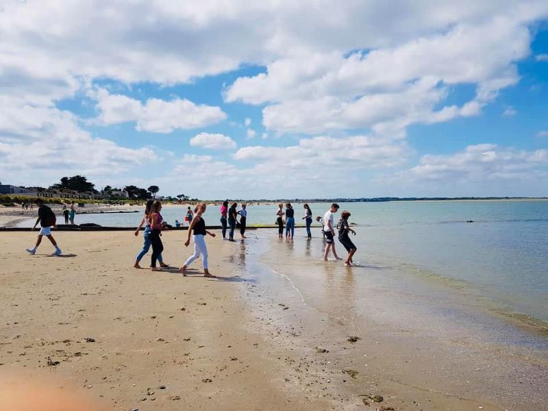 Ragazzi che fanno una passeggiata in spiaggia durante la vacanza studio in famigli in Irlanda