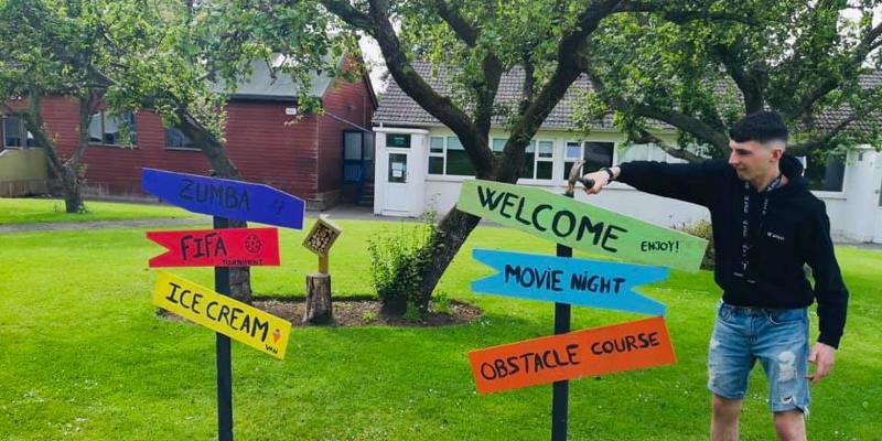 Ragazzo che gioca con le indicazioni del campo alla vacanza studio in famiglia in Irlanda