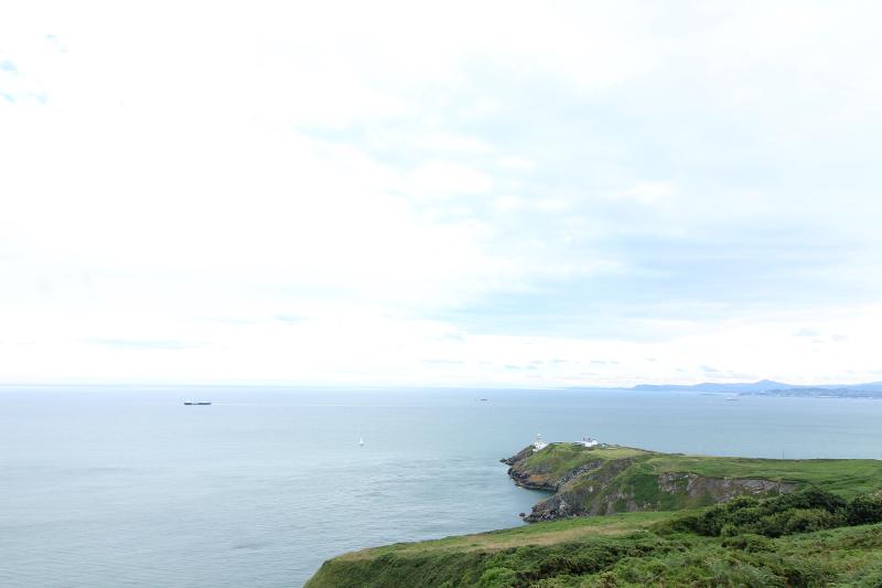 Ai campi estivi Irlanda c'è un paesaggio mozzafiato da una scogliera