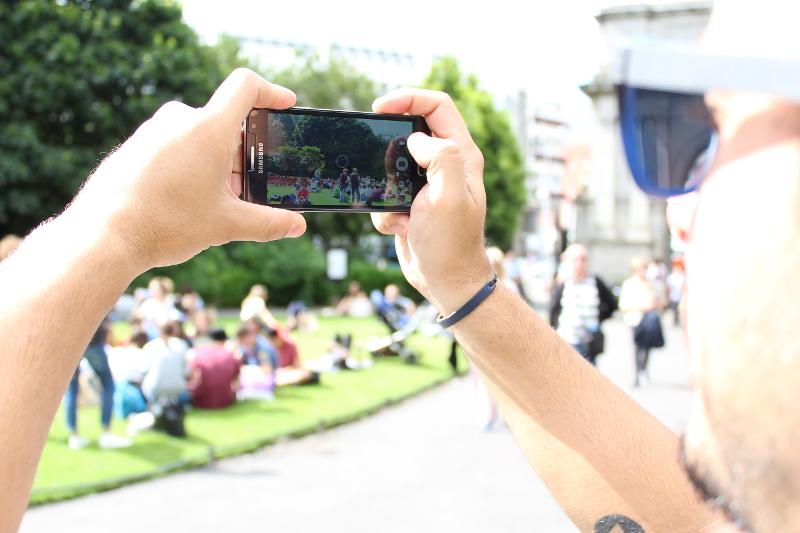 Un ragazzo fa una foto ad un parco al  soggiorno linguistico Dublino