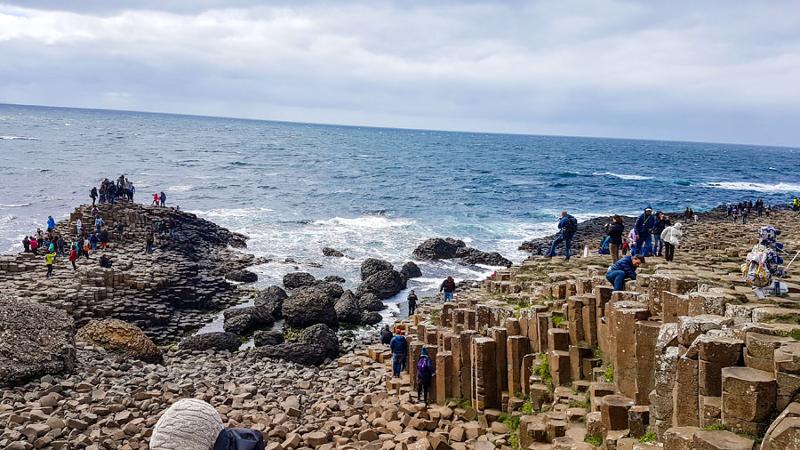 Coste del villaggio di Maynooth con interessanti rocce che sembrano colonne e sassi ovunque, si può visitare durante il soggiorno linguistico Dublino