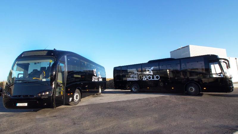 Ci sono due enormi autobus neri per i trasferimenti dalla scuola alle attrazioni previste al soggiorno linguistico Dublino