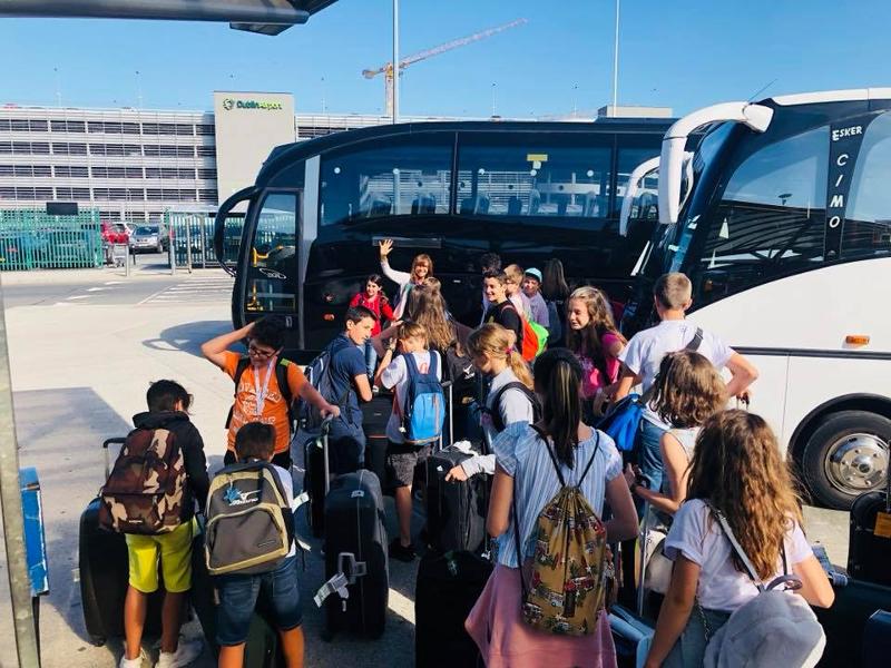 Ragazzi con le proprie valige che salgono su un autobus privato per una gita o escursione durante il soggiorno linguistico Dublino