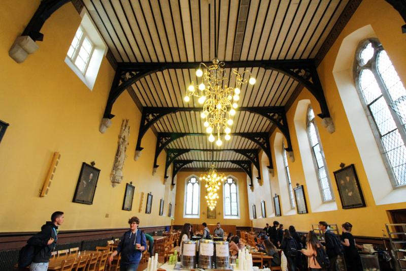 Nella foto vi è la sala principale dove i ragazzi si incontrano per mangiare e ha proprio lo stile delle scuole irlandesi al soggiorno linguistico Dublino