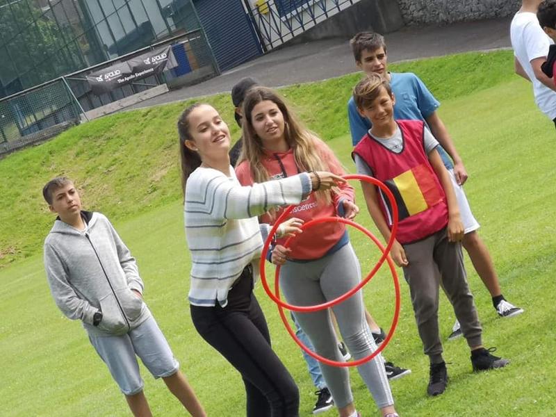 Gruppo di ragazzi mentre giocano al hula hoop nel giardino durante il soggiorno linguistico Dublino 