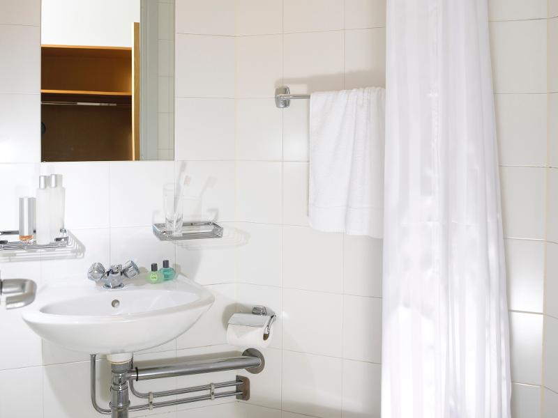 Nella foto vi è un bagno con lavandino, asciugamani e altre cose come spazzolino e altri prodotti della residenza del soggiorno linguistico Dublino